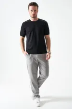 T-shirt noir à col rond pour homme avec détail de large bande sur les épaules