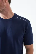 T-shirt bleu marine à col rond pour homme avec détail de large bande sur les épaules