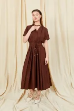 Robe en popeline à manches basses et détails plissés, boutonnée sur le devant, couleur café, modèle 199.