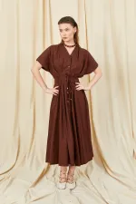 Robe en popeline à manches basses et détails plissés, boutonnée sur le devant, couleur café, modèle 199.