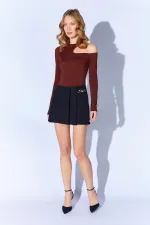 Jupe courte plissée noire pour femme 2043 avec détail accessoire doré sur le côté