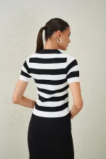 Kadın Siyah-Beyaz Gömlek Yaka Kısa Kollu Triko Bluz