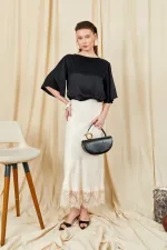 Jupe longue en satin blanc cassé pour femme, modèle 238, avec ourlet en dentelle