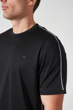 Erkek Siyah Bisiklet Yaka Omuz ve Yanları Biyeli Kagi Tişört