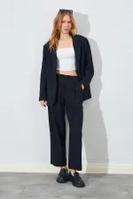 Veste blazer noire à quatre boutons et poches passepoilées pour femme