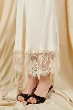 Jupe longue en satin blanc cassé pour femme, modèle 238, avec ourlet en dentelle