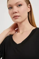 Kadın Siyah Önü Kısa Arkası Uzun V Yaka Süprem Tişört