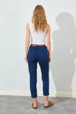 Kadın Lacivert Yan Cepli Havuç Paça Deri Kemerli Gabardin Pantolon