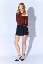 Jupe courte plissée noire pour femme 2043 avec détail accessoire doré sur le côté