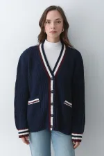 Gilet cardigan bleu marine et bordeaux pour femme, avec poches, col et manches de couleur.