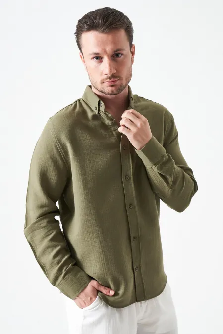 Chemise kaki à manches longues pour homme, en mousseline classique.