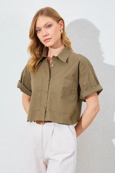 Chemise courte kaki à double poche et manches tombantes pour femme