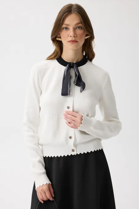 Cardigan blanc et noir pour femme avec détail foulard