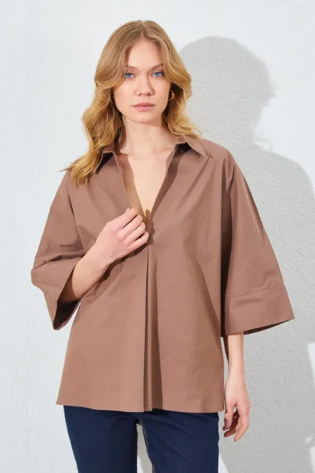 Chemise pour femme couleur café, manches tombantes, boutonnée sur le devant, coupe ample