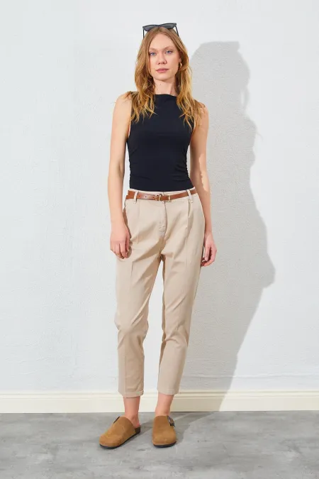 Kadın Taş Yan Cepli Havuç Paça Deri Kemerli Gabardin Pantolon