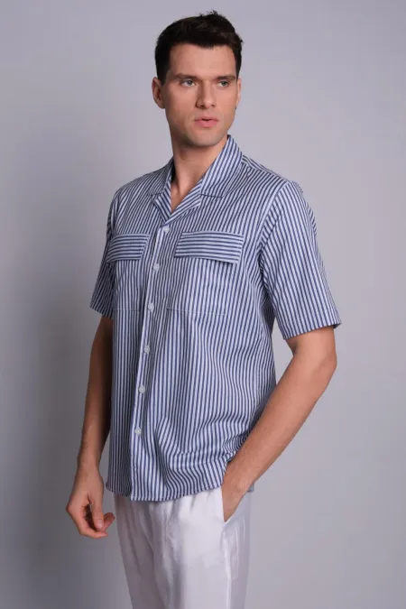 Chemise rayée bleu marine à manches courtes pour homme avec poches à rabat