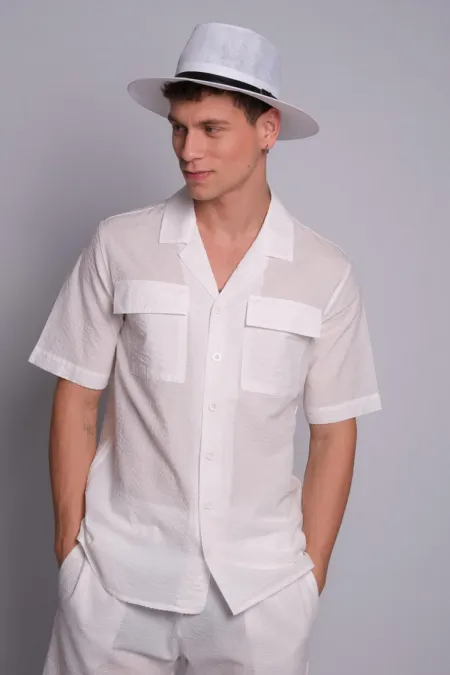 Chemise blanche pour homme à col Apaj, manches courtes, poches à rabat et motif en relief