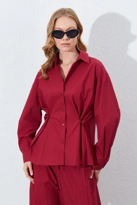 Chemise bordeaux cintrée à la taille pour femme avec détails de boutons
