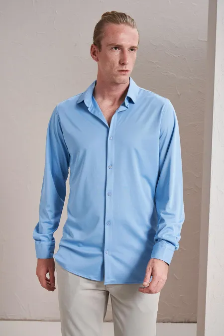 Chemise Kagi bleue à manches longues pour homme, coupe ajustée, en coton mercerisé.