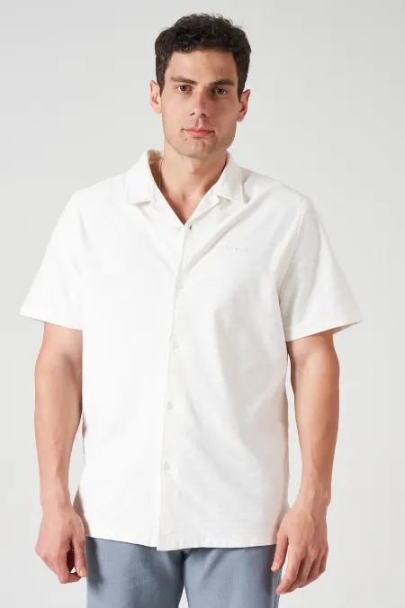 Chemise homme blanc cassé à manches courtes et col ouvert