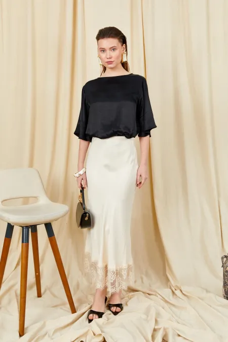 Jupe longue en satin blanc cassé pour femme, modèle 238, avec ourlet en dentelle