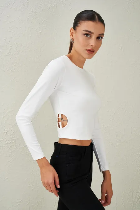 Blouse de plongée écrue à col rond pour femme avec détails d'anneaux latéraux