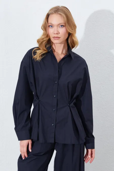 Chemise noire cintrée à la taille pour femme avec détails de boutons