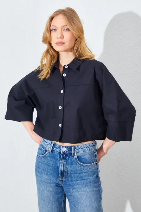 Chemise courte en popeline noire à manches basses pour femme