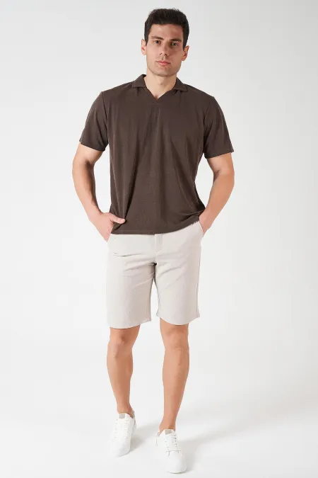 Short beige pour homme avec ceinture semi-élastiquée et détails dorés