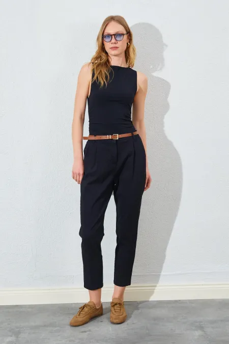 Kadın Siyah Yan Cepli Havuç Paça Deri Kemerli Gabardin Pantolon