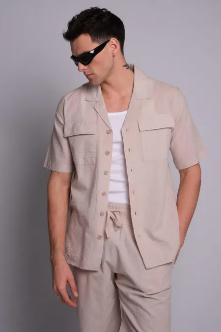 Chemise beige pour homme à manches courtes, col Apaj, poches à rabat et motif en relief