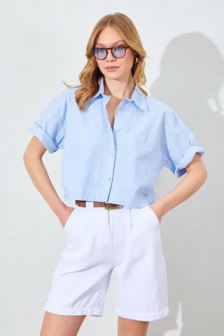 Chemise courte bleue à double poche et manches tombantes pour femme