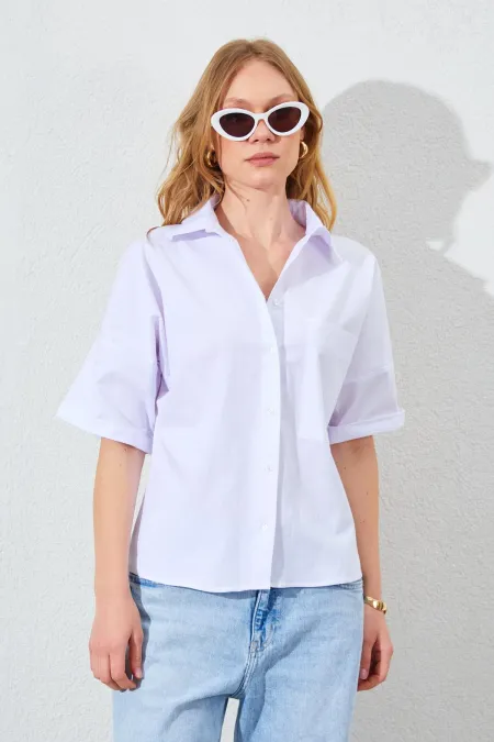 Chemise blanche à manches tombantes et poche unique pour femme