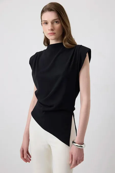 Kadın Siyah 7034 Omuzları Drapeli Vatkalı Asimetrik Bluz