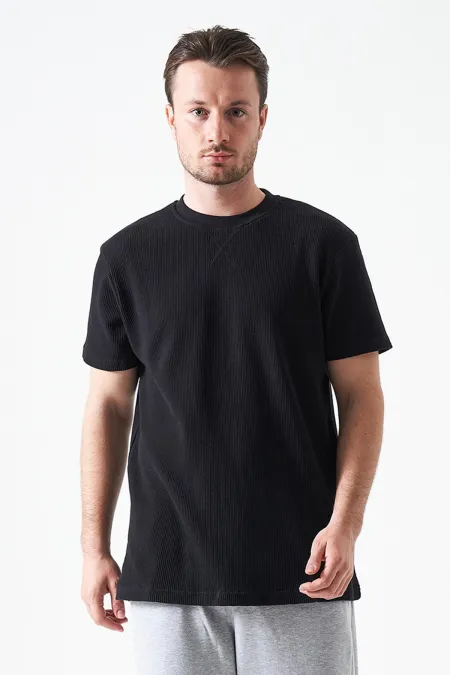 T-shirt basique noir à col rond pour homme avec motif gaufré sur le devant