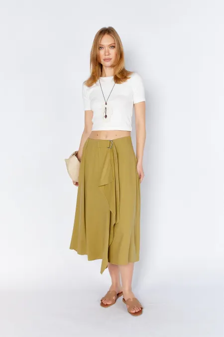 Jupe Olive 3495 pour femme, avec ceinture à la taille et détails soignés.