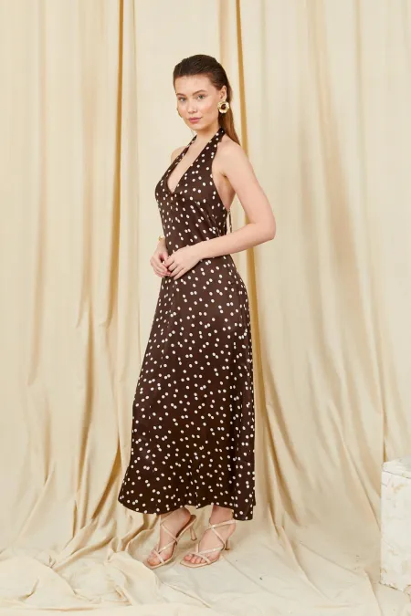 Robe longue en satin à pois et col halter pour femme, modèle 5703, couleur café.