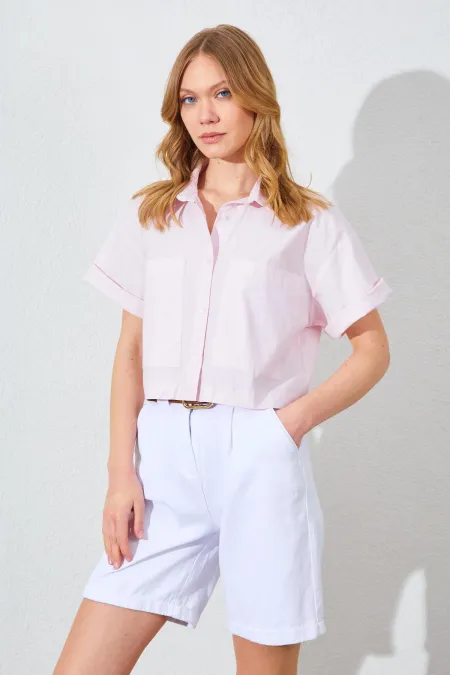 Chemise courte à manches tombantes et double poche rose poudré pour femme