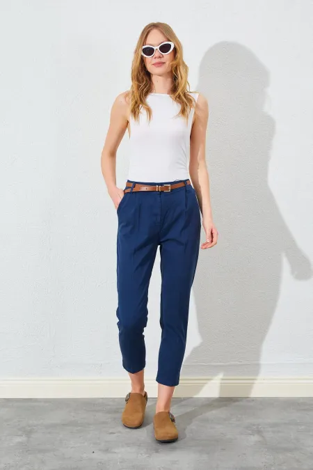 Kadın Lacivert Yan Cepli Havuç Paça Deri Kemerli Gabardin Pantolon