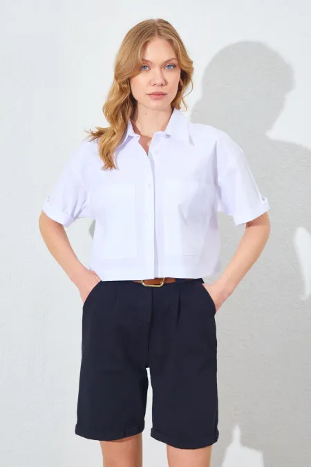 Chemise courte blanche à double poche et manches tombantes pour femme