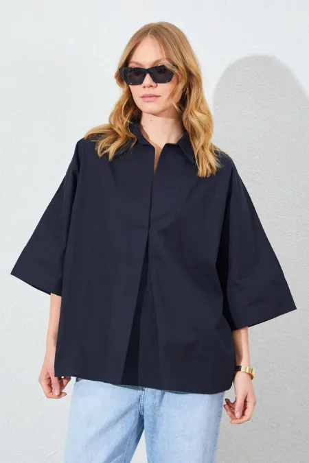 Chemise noire pour femme, manches tombantes, boutonnée sur le devant, coupe ample Chemise noire pour femme, manches tombantes, boutonnée sur le devant, coupe ample