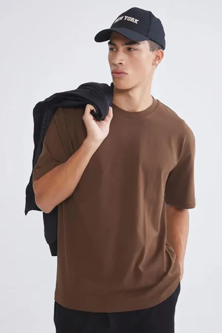 T-shirt basique en modal marron foncé à col rond pour homme