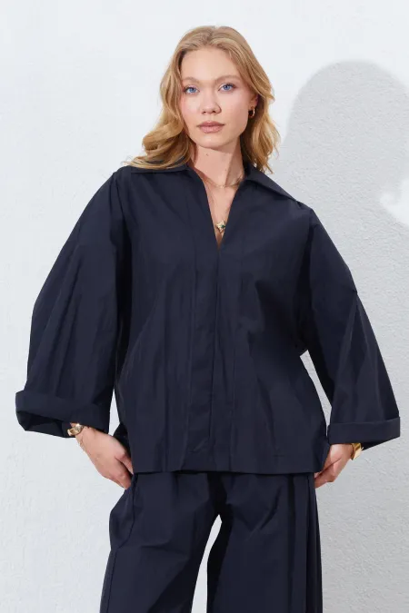 Chemise ample noire à col en V profond et manches aux coudes pour femme