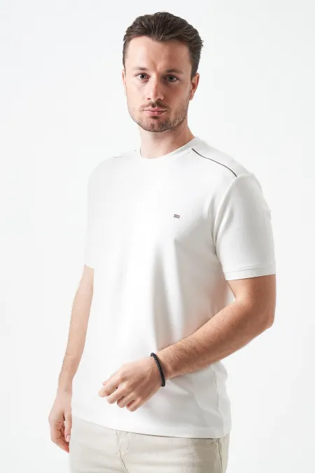 T-shirt blanc à col rond pour homme avec détail de large bande sur les épaules