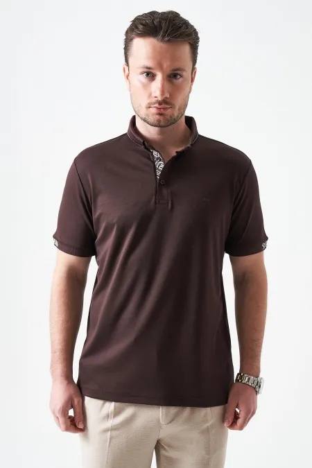 T-shirt homme couleur café, col boutonné, détail rayé