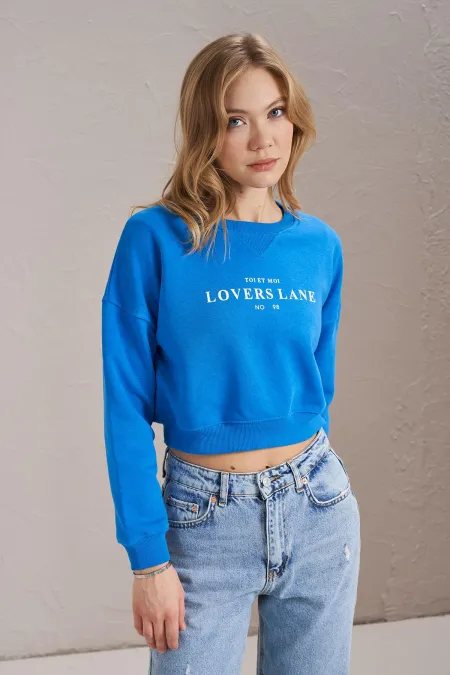Women's Blue Crew Neck Lovers Lane Print Three-Thread Crop Sweatshirt