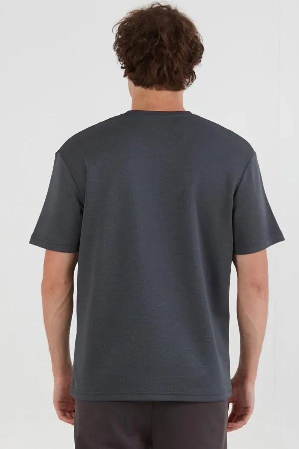 T-shirt homme anthracite à col rond en modal avec surpiqûres sur le devant