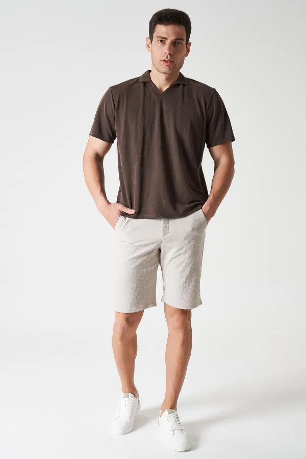 Short beige pour homme avec ceinture semi-élastiquée et détails dorés