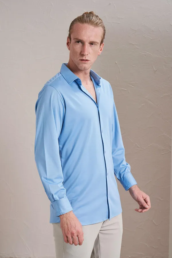 Chemise Kagi bleue à manches longues pour homme, coupe ajustée, en coton mercerisé.