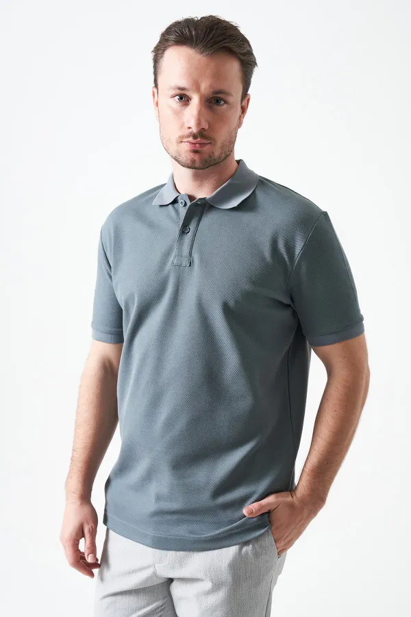 T-shirt homme anthracite à col montant, coupe basique, fente et deux boutons